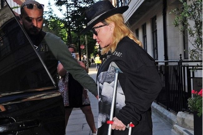 61-летняя Мадонна передвигается на костылях - «Новости Музыки»