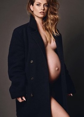 «Голая и беременная» Саша Савельева опубликовала снимок с огромным животом - «Частная жизнь»