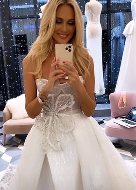 «Сложно быть невестой»: Виктория Лопырева показала себя в свадебном платье - «Частная жизнь»