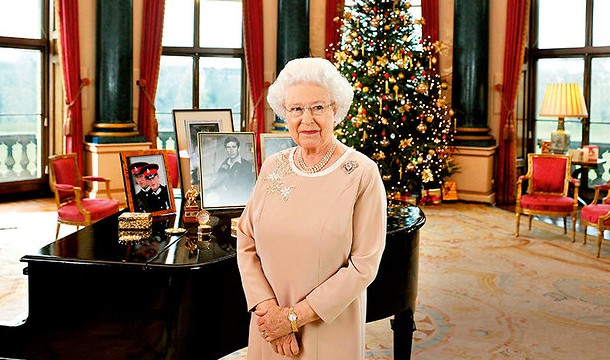 Стало известно, сколько подарков покупает Елизавета II на Рождество - «Частная жизнь»