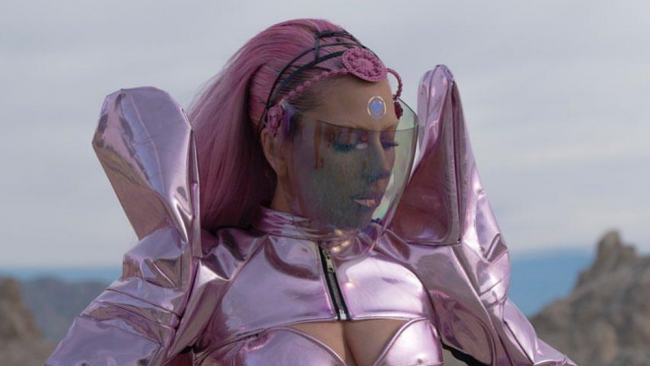 Инопланетянка Леди Гага сражается за любовь в клипе Stupid Love, снятом на смартфон - «Новости Музыки»