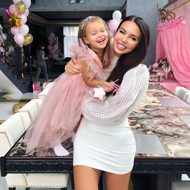 Помирились? Джиган пришел на праздник к жене и дочери - «Новости Музыки»