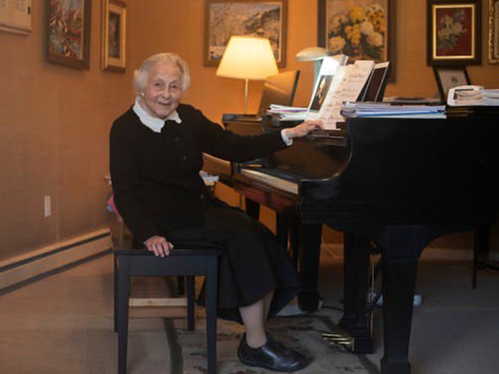 92-летняя учительница музыки призвала учеников не забывать Баха в пандемию - «Новости Музыки»