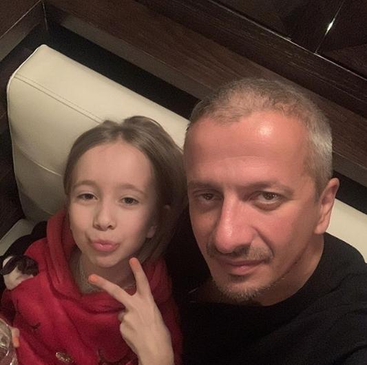 Богомолов и его дочь сдали тесты на коронавирус после заражения Дарьи Мороз - «Новости Музыки»