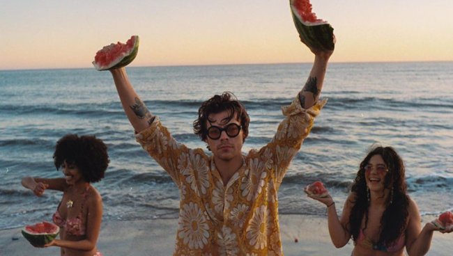 В клипе Watermelon Sugar Гарри Стайлз показал лето, которого у нас не будет - «Новости Музыки»
