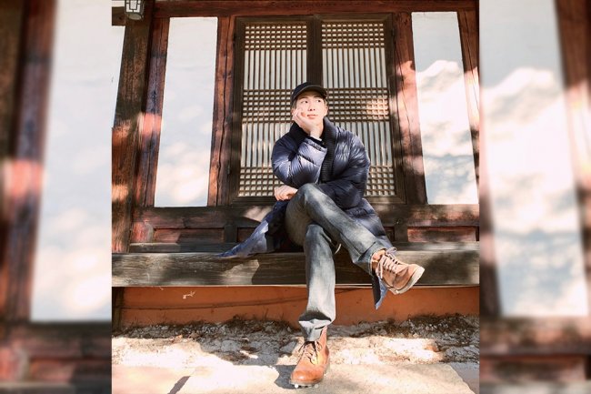 Фото дня: Рука RM в самом интересном месте - «Новости Музыки»