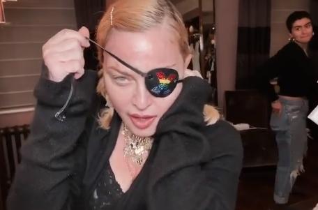 Мадонна позировала топлес на костылях - «Новости Музыки»