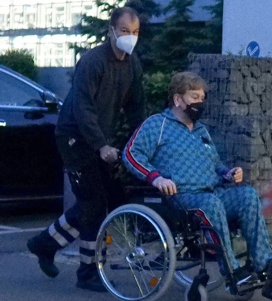 Элтон Джон пересел в инвалидное кресло - «Новости Музыки»
