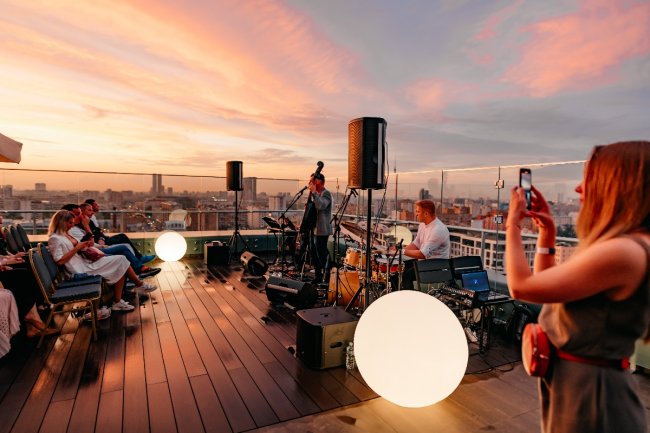 Открытие сезона атмосферных концертов на летних крышах от Roofevents 2023 - «Шоу»
