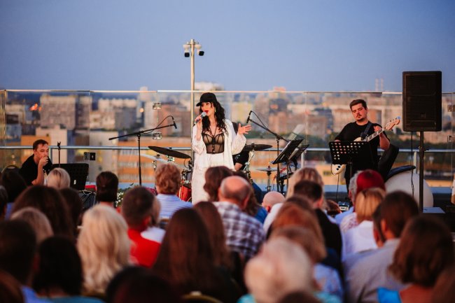 Завораживающий джазовый трибьют Amy Winehouse на открытой крыше - «Новости музыки»