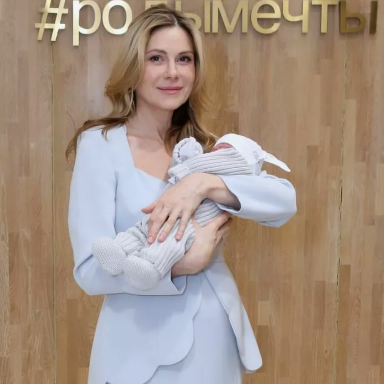 Звезда «Кто в доме хозяин?» Анна Невская прокомментировала своё позднее материнство: «Надо наслаждаться – время летит быстро» - «Новости Музыки»